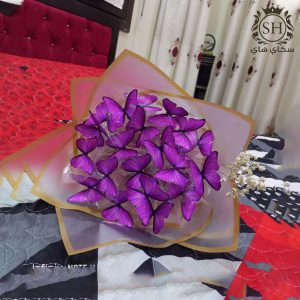 باقة فراشات مع اضاءة لون بنفسجي غامق