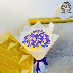باقة فراشات مع اضاءة لون بنفسجي