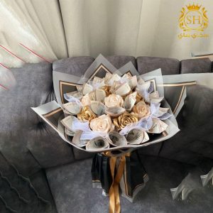 تنسيق باقة مصاري مع ورد ساتان