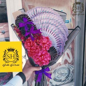 تنسيق باقة مصاري مع ورد صناعي