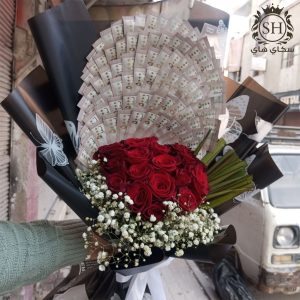 تنسيق باقة مصاري مع ورد طبيعي