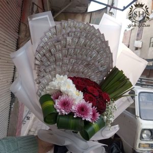 تنسيق باقة مصاري مع ورد طبيعي