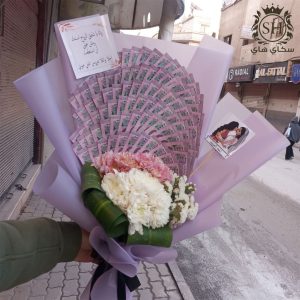 تنسيق باقة مصاري مع ورد طبيعي