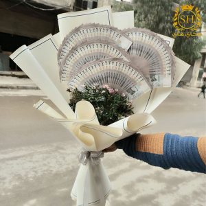 تنسيق باقة مصاري مع ورد طبيعي