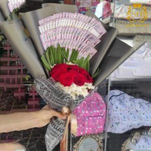 تنسيق باقة مصاري مع ورد طبيعي