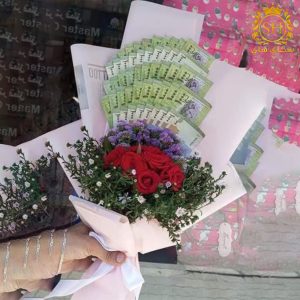 تنسيق باقة مصاري مع ورد طبيعي