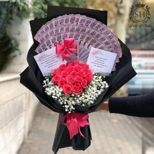 تنسيق باقة مصاري مع ورد طبيعي